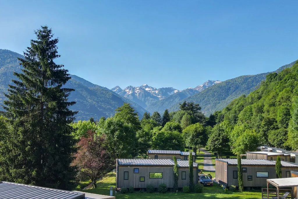 Camping Pradelongue — emplacements ombragés face aux montagnes pyrénéennes