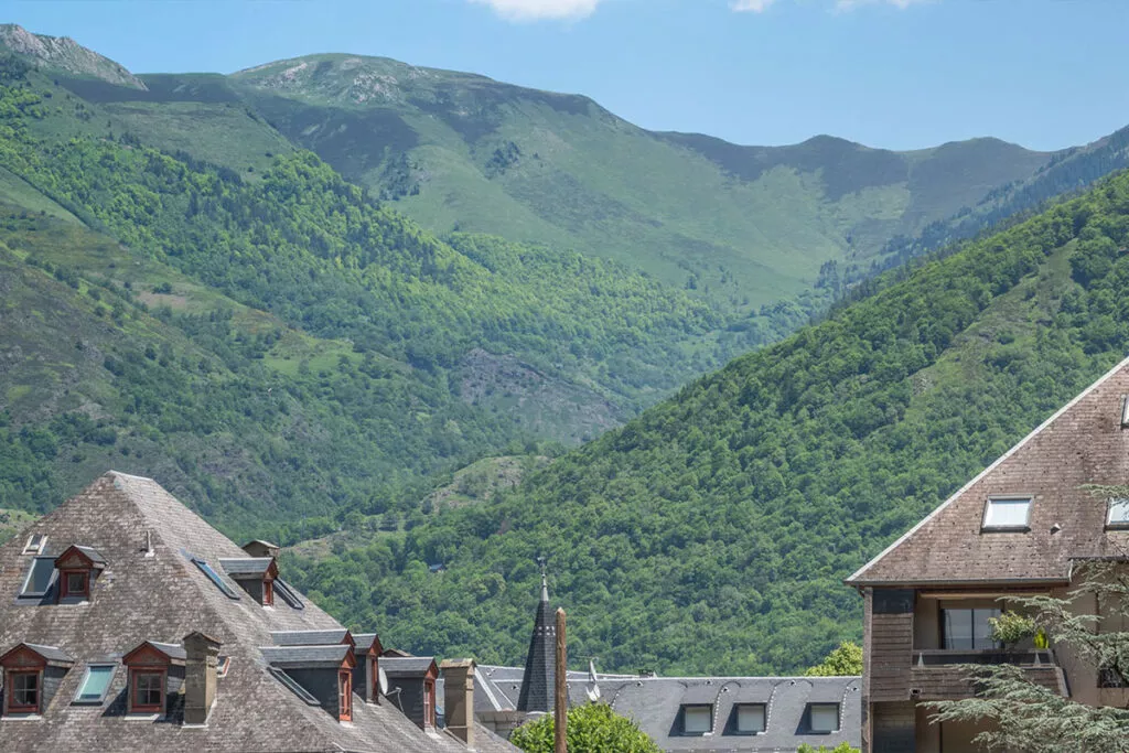 Camping luchon ville Bagnères-de-Luchon au pied des Pyrénées — ville thermale et montagnes enneigées