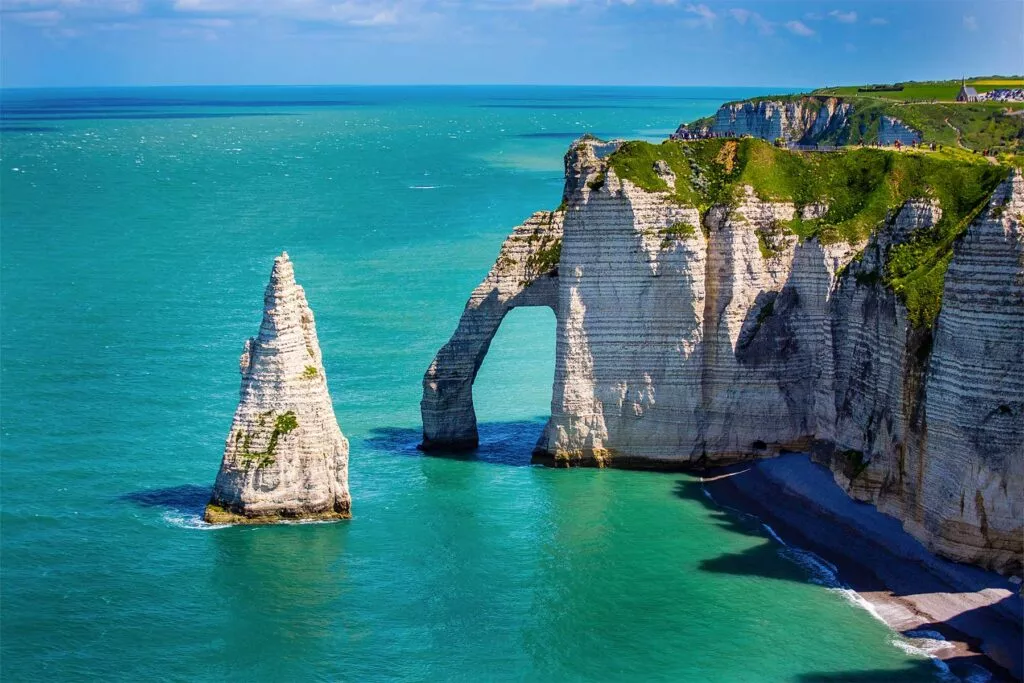 Falaises Etretat points de vue à Étretat - Les falaises de craie d'Étretat, la Porte d'Aval et l'Aiguille, Seine-Maritime