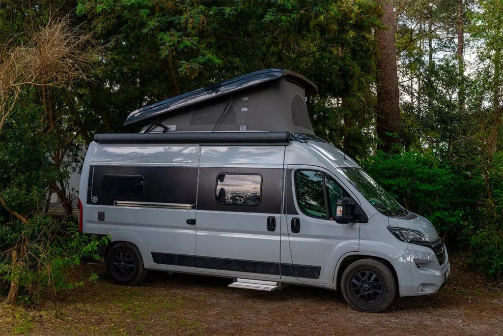 Van aménagé sur un emplacement de camping