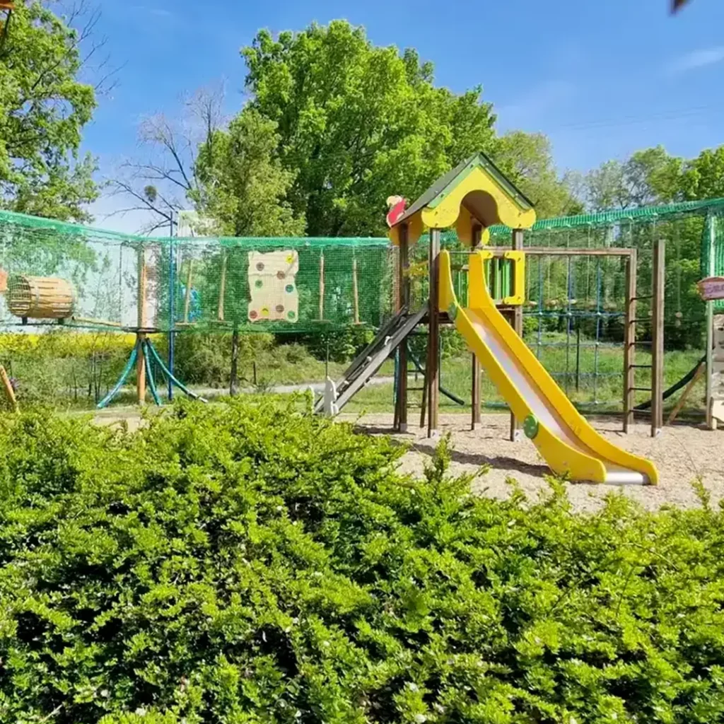 Aire de jeux pour enfants du Camping Les Coteaux du Lac