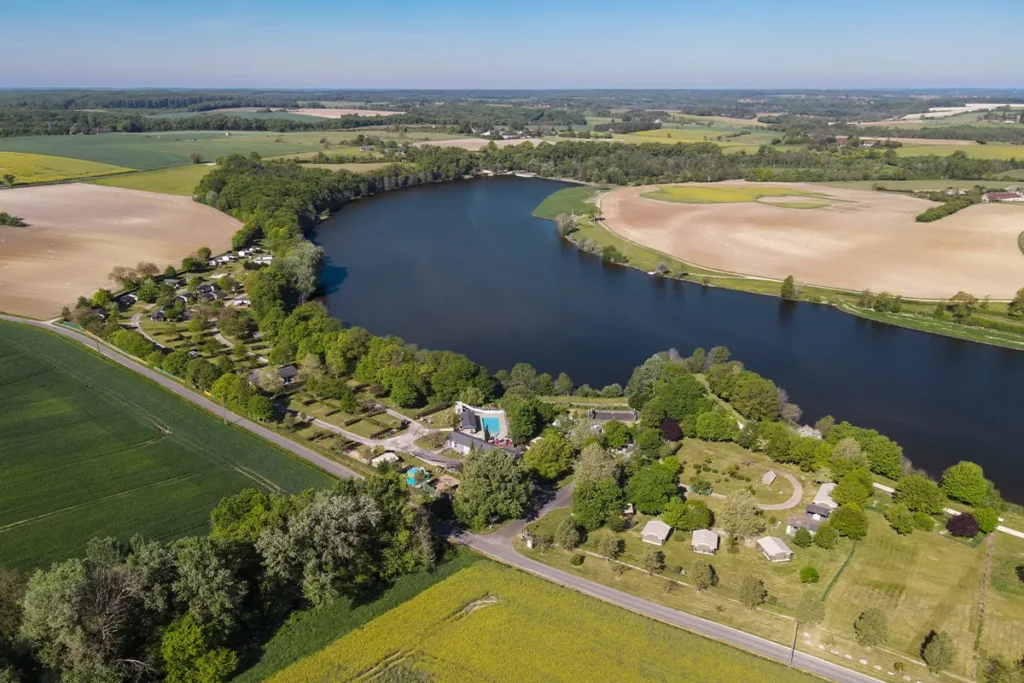 Camping Les Coteaux du Lac au bord du lac de Chemillé-sur-Indrois en Touraine
