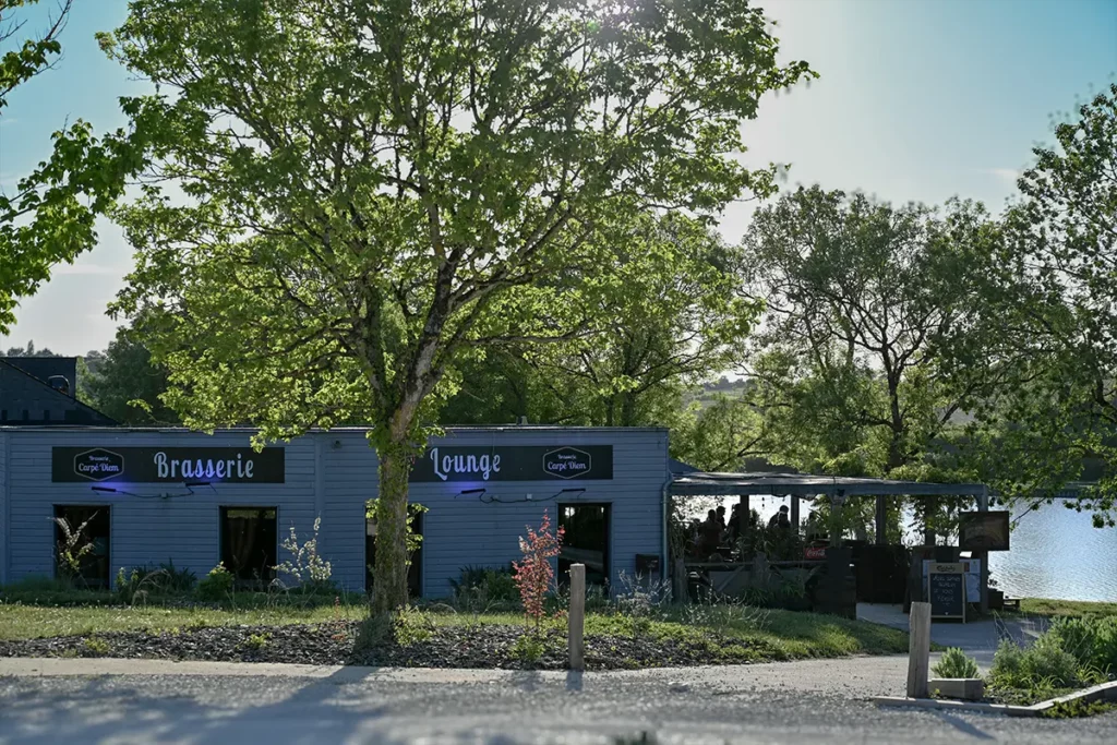 Brasserie au bord du lac de Chemillé-sur-Indrois