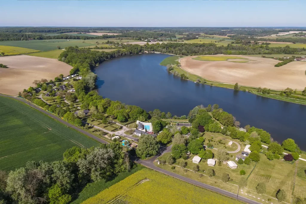 camping vue drone cdl Vue aérienne du Camping Les Coteaux du Lac au bord du lac
