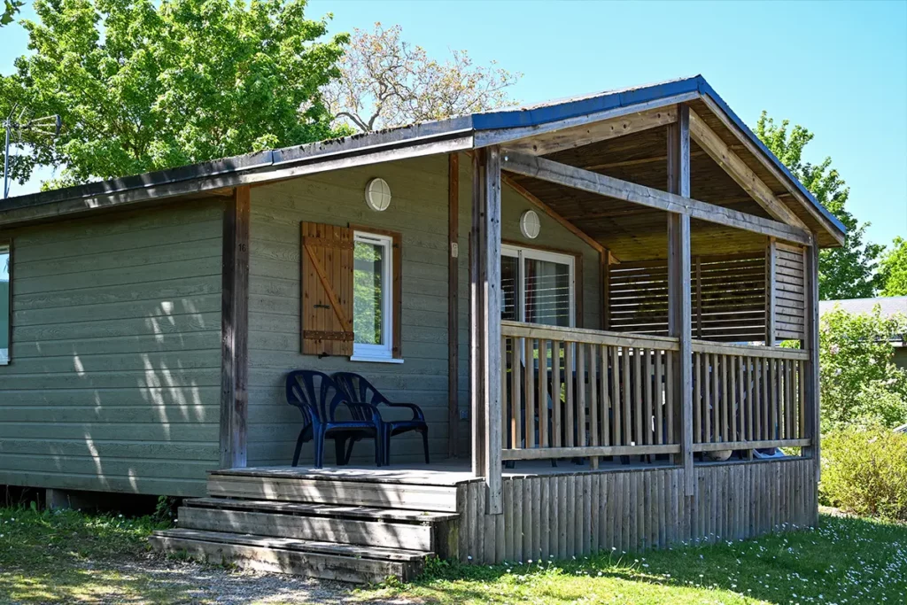 chalet terrasse cdl Chalet avec terrasse au Camping Les Coteaux du Lac