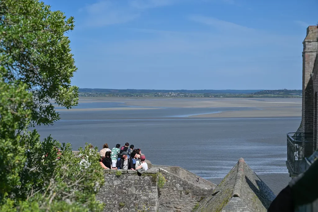 groupe coursive msm Groupe de visiteurs dans une coursive du Mont-Saint-Michel
