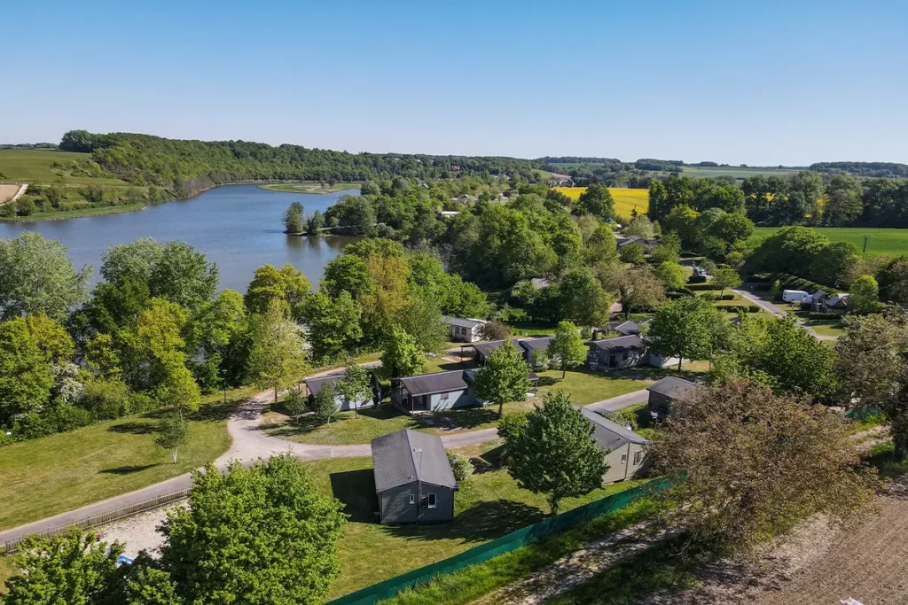 quartier chalets cdl Vue aérienne du quartier des chalets du Camping Les Coteaux du Lac