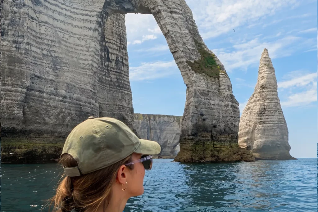Kayak à Étretat aux pieds des falaises