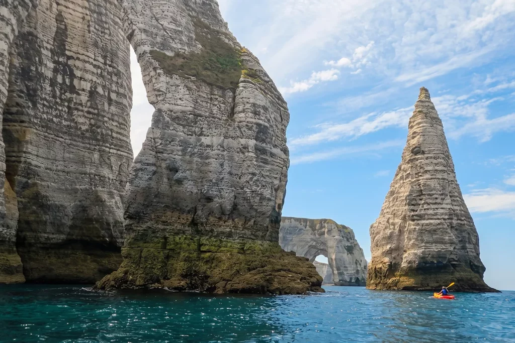 Kayak à Étretat aux pieds des falaises