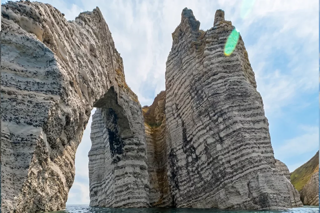 Kayak à Étretat aux pieds des falaises