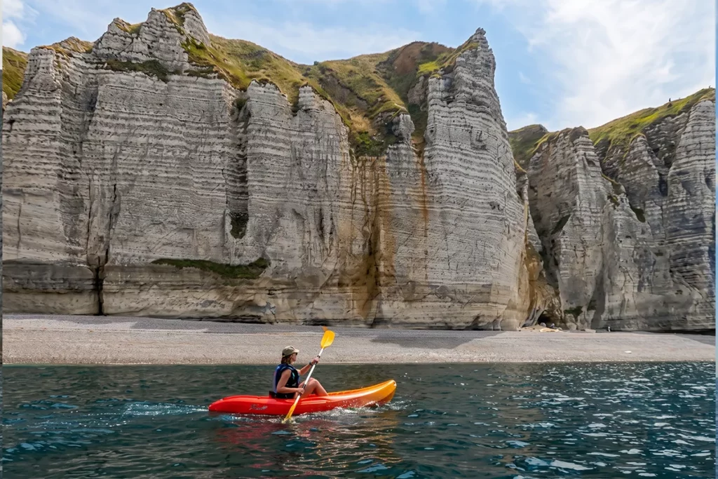 Kayak à Étretat le long de la plage