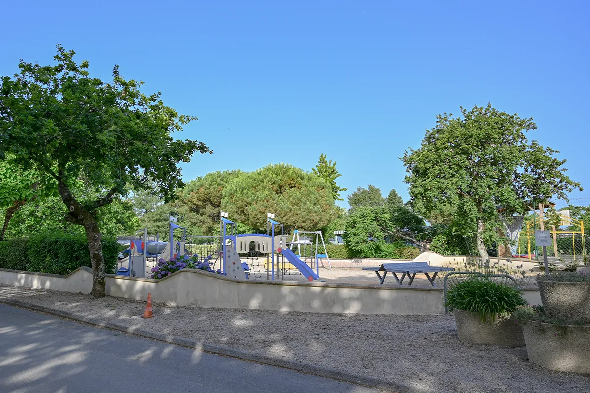 aire jeux toboggan camping Aire de jeux du camping avec toboggan, portique et table de pique-nique ombragée