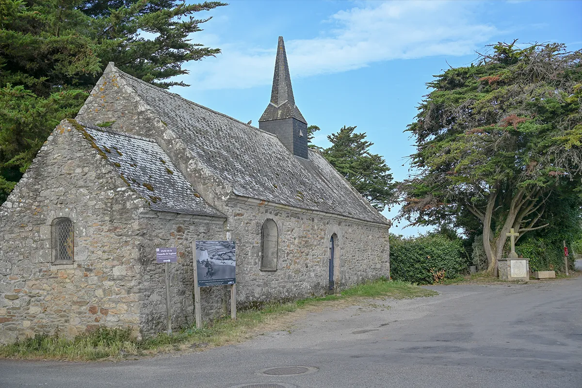 chapelle saint tugdual damgan Chapelle en pierre Saint-Tugdual à Damgan avec son clocher pointu entourée d'arbres