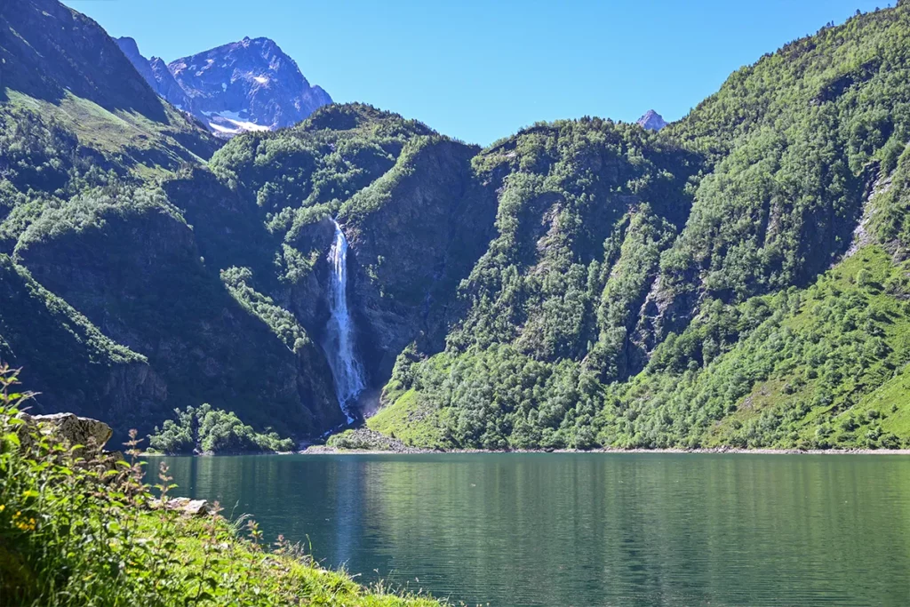 Le lac d'Oô et sa cascade de 275 mètres au fond du cirque, dans les Pyrénées luchonnaises