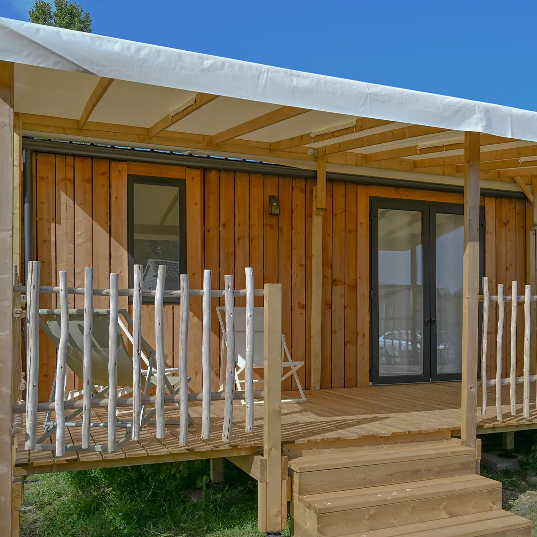 mobil home premium terrasse bardage camping Mobil-home premium avec grande terrasse en bardage bois, transats et escalier d'accès