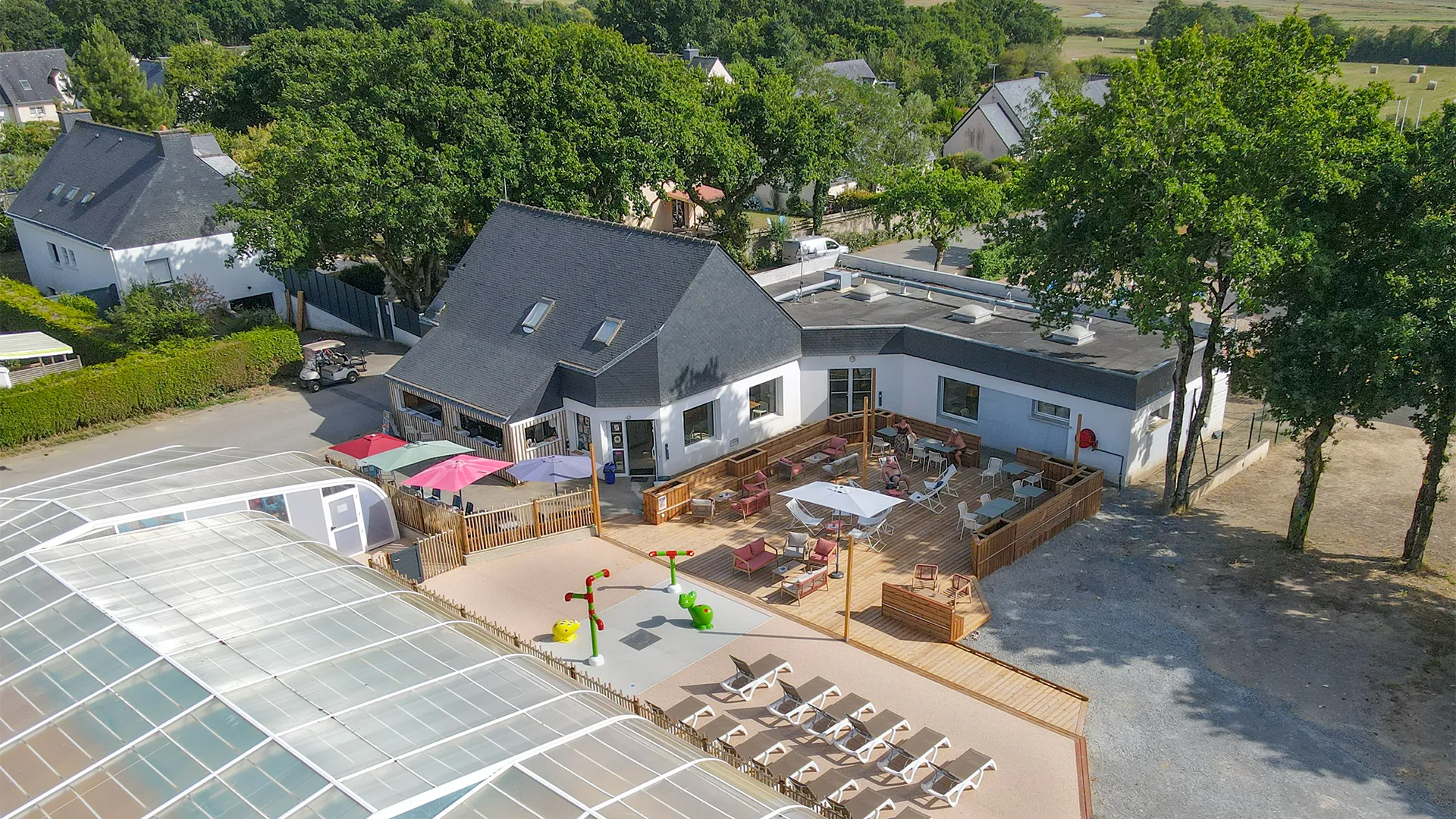 vue aerienne drone club house piscine Vue aérienne en drone du club-house, de la terrasse et de la piscine couverte