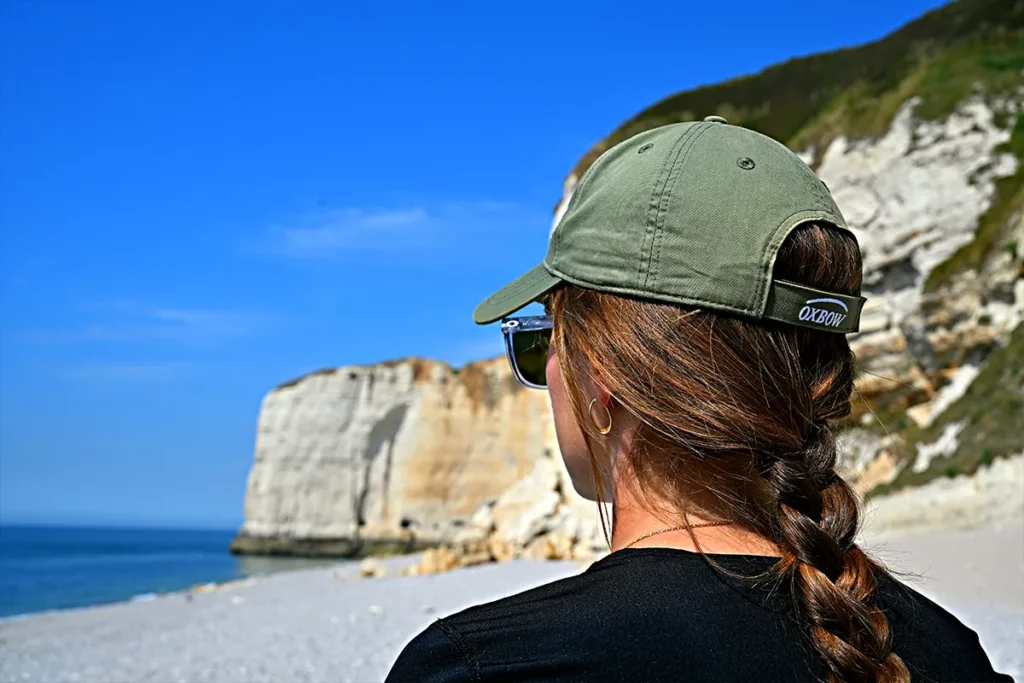 ABI plage lisa Promeneuse face à la plage de galets et aux falaises de la côte d’Albâtre