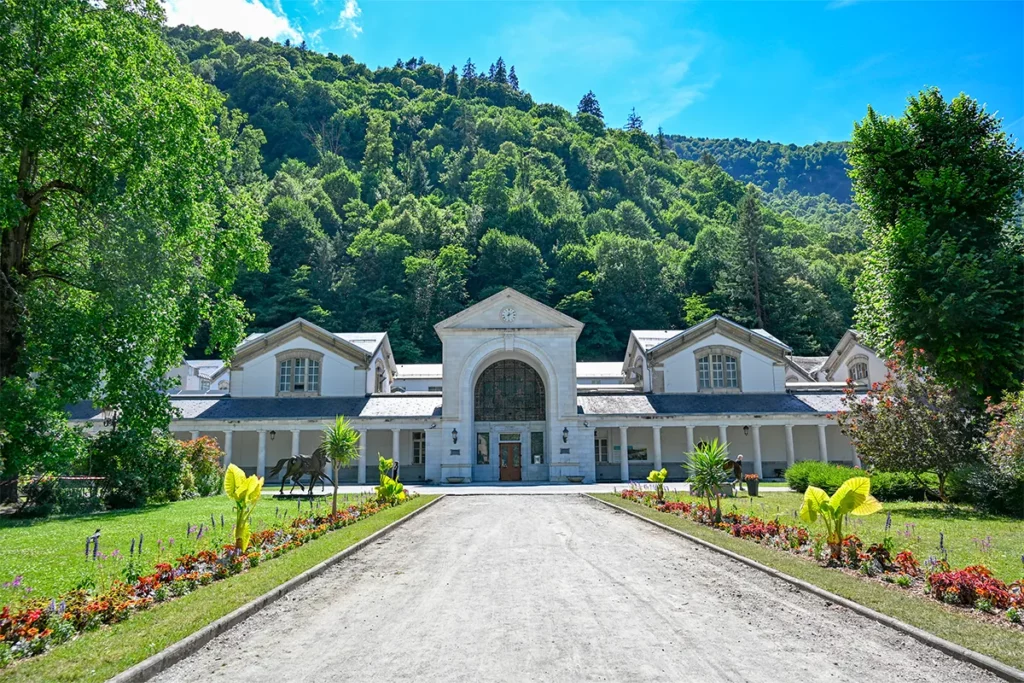 Allée fleurie menant aux thermes de Bagnères-de-Luchon