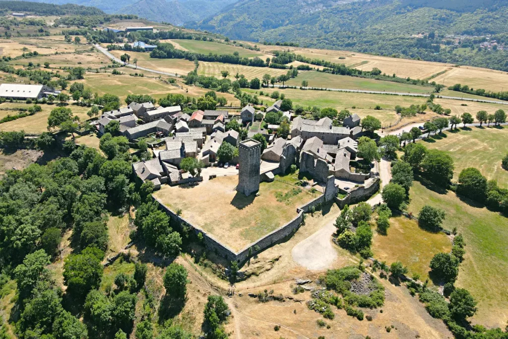 DJI 0038 Le village médiéval de La Garde-Guérin vu du ciel au-dessus des Cévennes