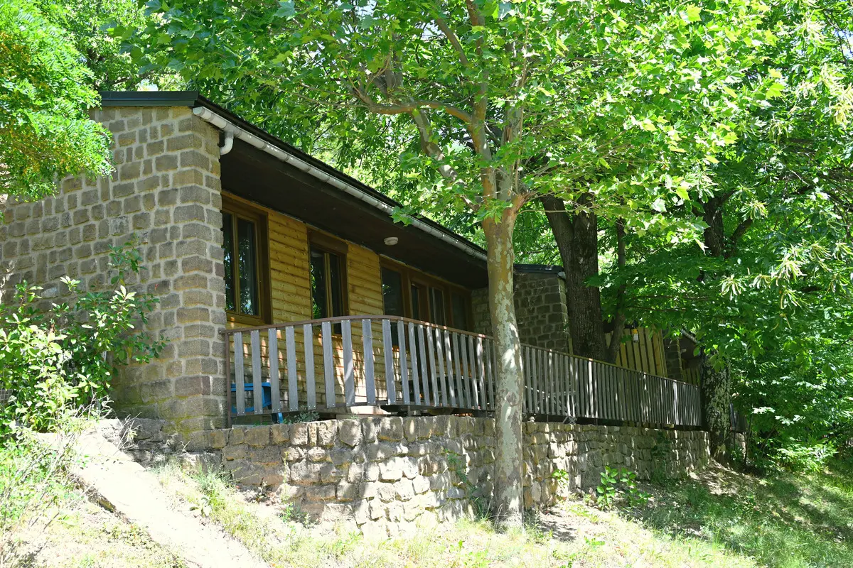 DSC 1948 Chalet en bois sur pilotis sous les arbres, camping du Lac de Villefort