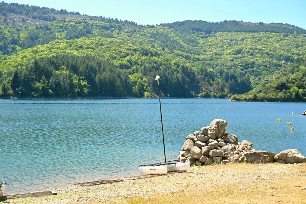 DSC 1985 Catamaran tiré sur la plage de galets du lac de Villefort