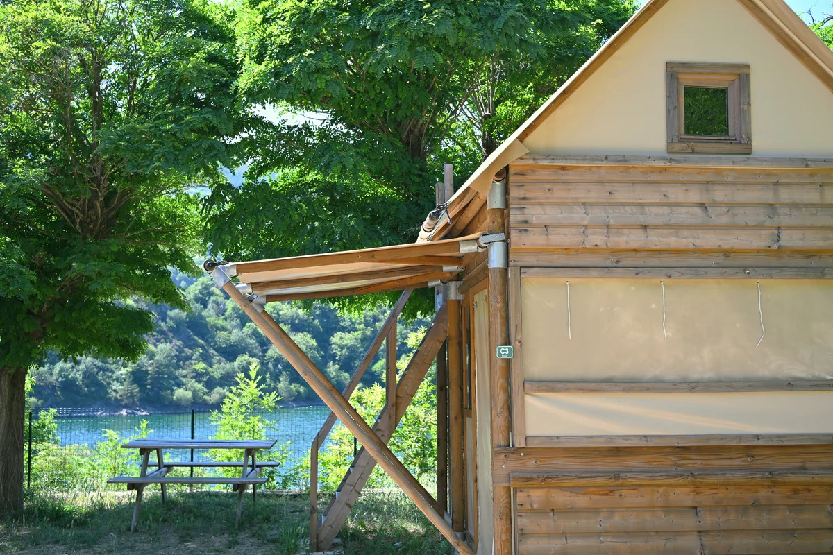DSC 1997 Tente lodge en bois et toile avec table de pique-nique face au lac de Villefort