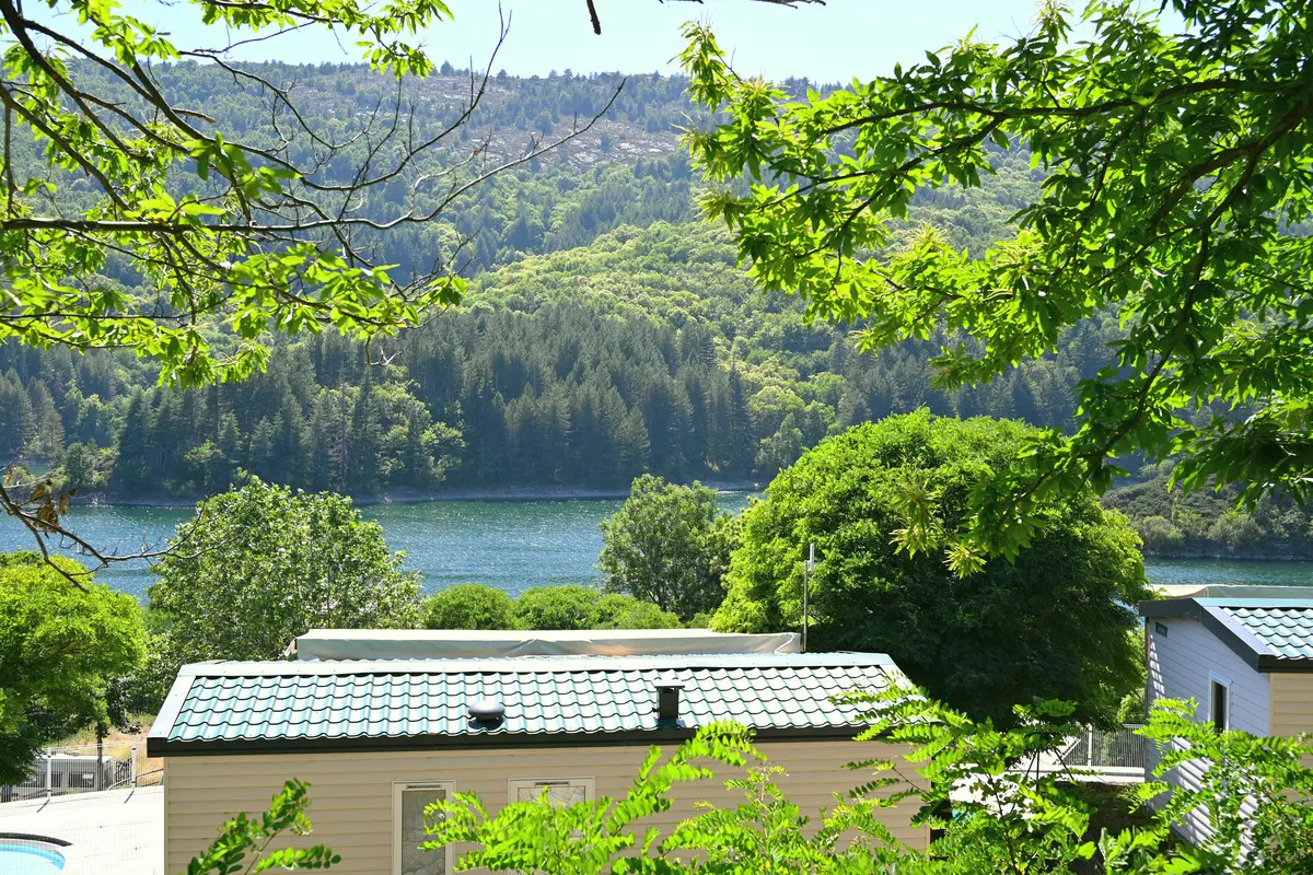 DSC 2022 Mobil-homes du camping du Lac de Villefort au-dessus du lac