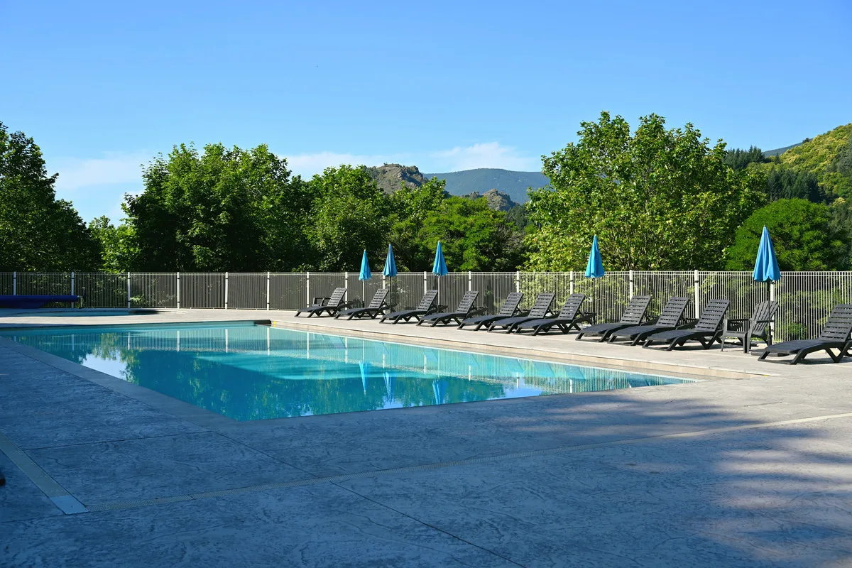 DSC 2044 Piscine extérieure et transats du camping du Lac de Villefort