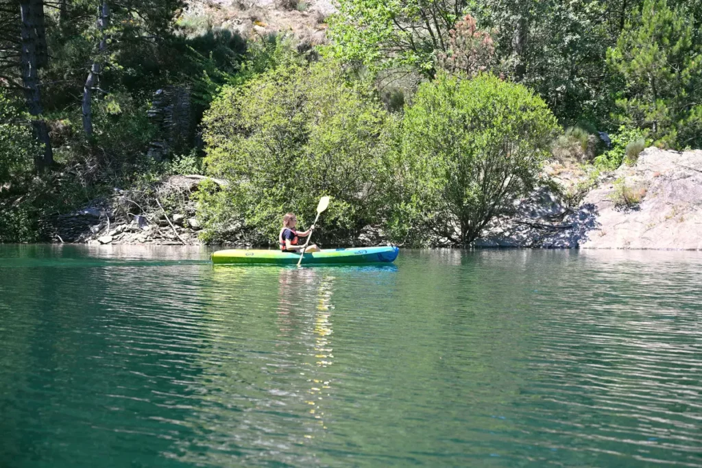 DSC 3531 Kayak devant une crique arborée du lac de Villefort