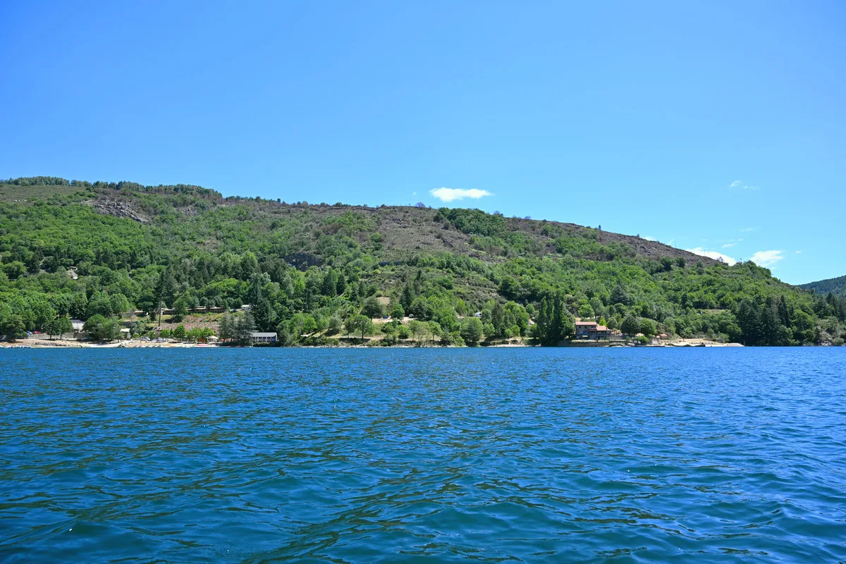 DSC 3596 Rive du lac de Villefort dominée par la montagne cévenole