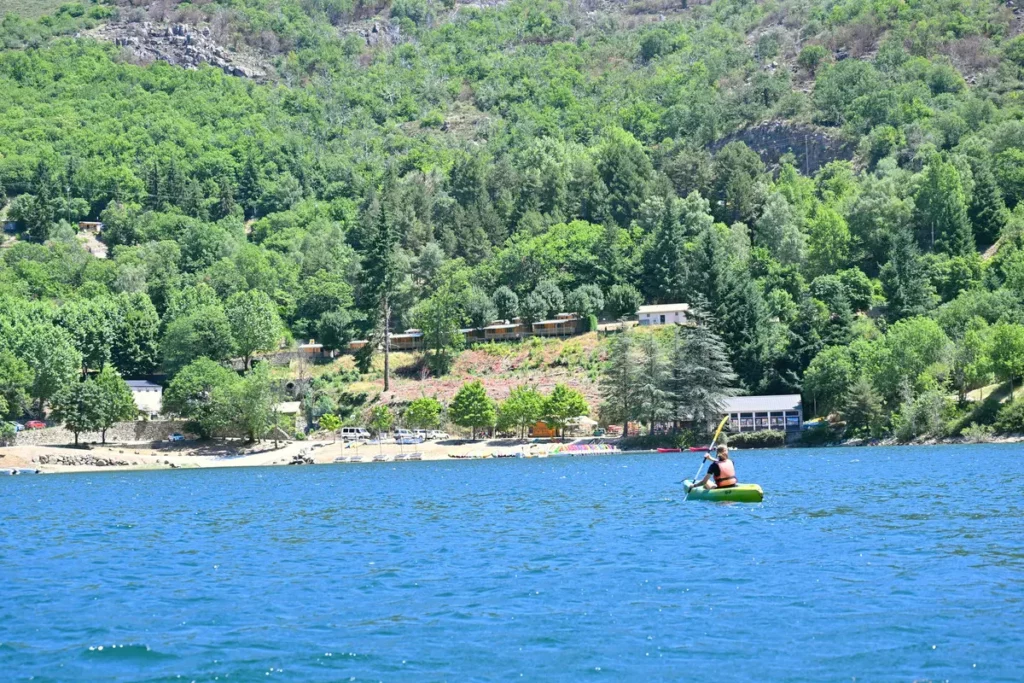 DSC 3625 Kayakiste devant la plage du lac de Villefort