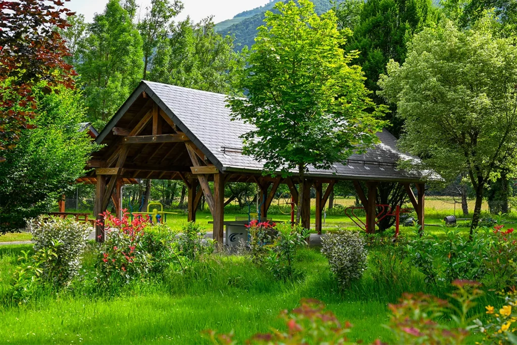 Halles5 Halle en bois du camping Pradelongue au milieu des massifs fleuris