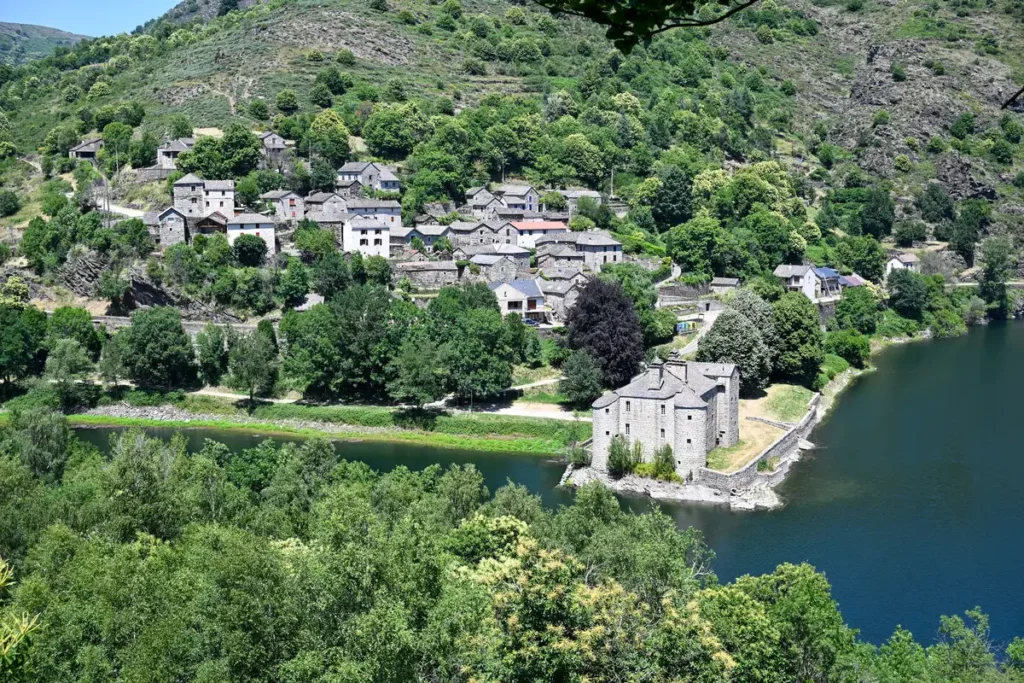 LDV Castanet Le hameau de Castanet et son château au bord du lac de Villefort