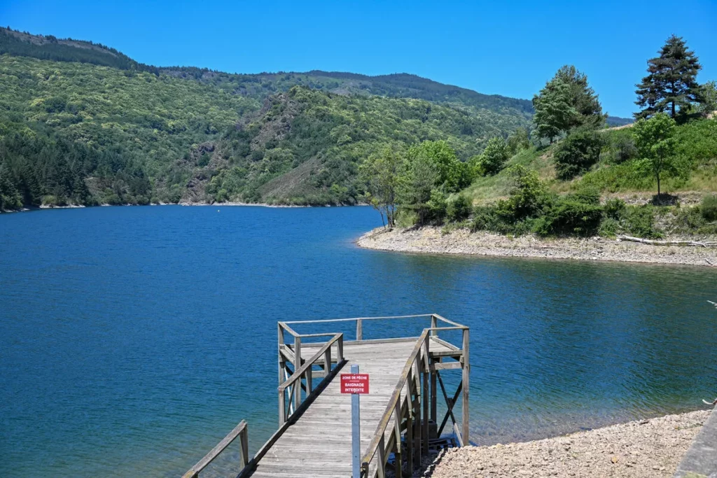LDV Peche Ponton de bois avançant sur le lac de Villefort