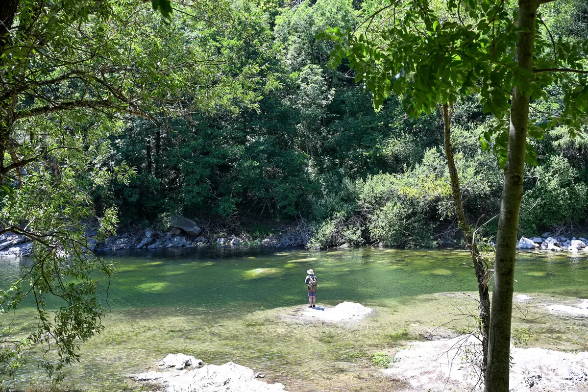LDV Peche 2 Pêcheur au bord d’une rivière aux eaux vertes près de Villefort