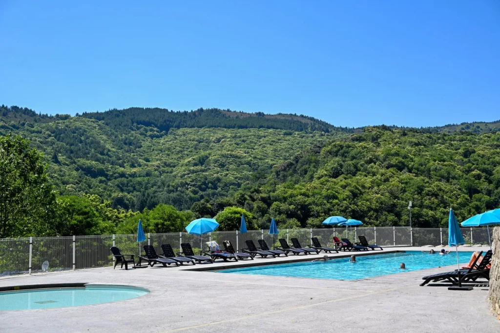LDV Piscine Piscine et pataugeoire du camping du Lac de Villefort face aux Cévennes