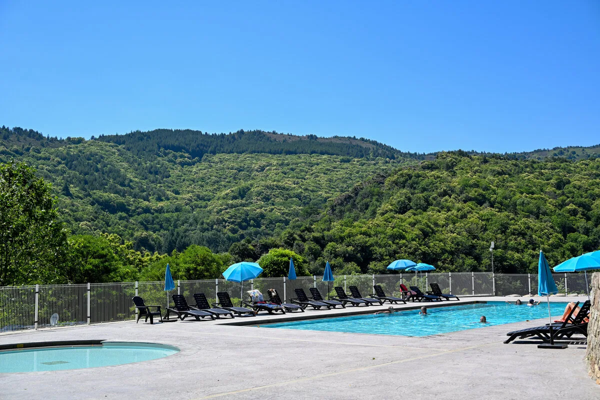 LDV Piscine Piscine et pataugeoire du camping du Lac de Villefort face aux Cévennes