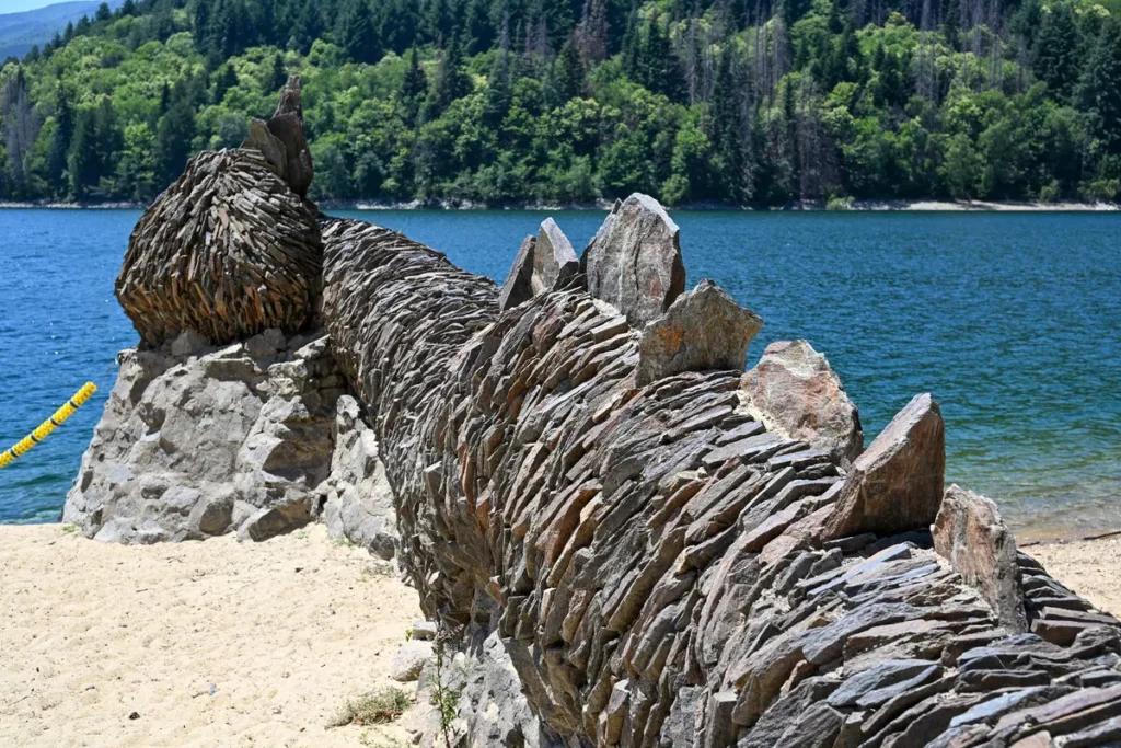 LDV Plage Villefort Sculpture en pierres sèches sur la plage du lac de Villefort