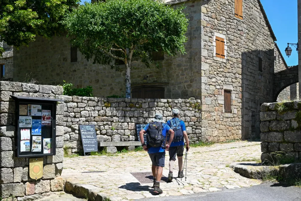 LDV Rando regordane Randonneurs sur le chemin de Régordane traversant La Garde-Guérin