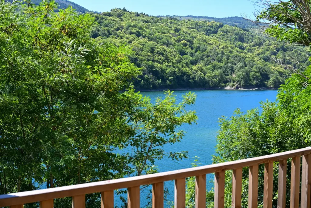 LDV Terrasse vue lac Terrasse avec vue sur le lac au camping du Lac de Villefort