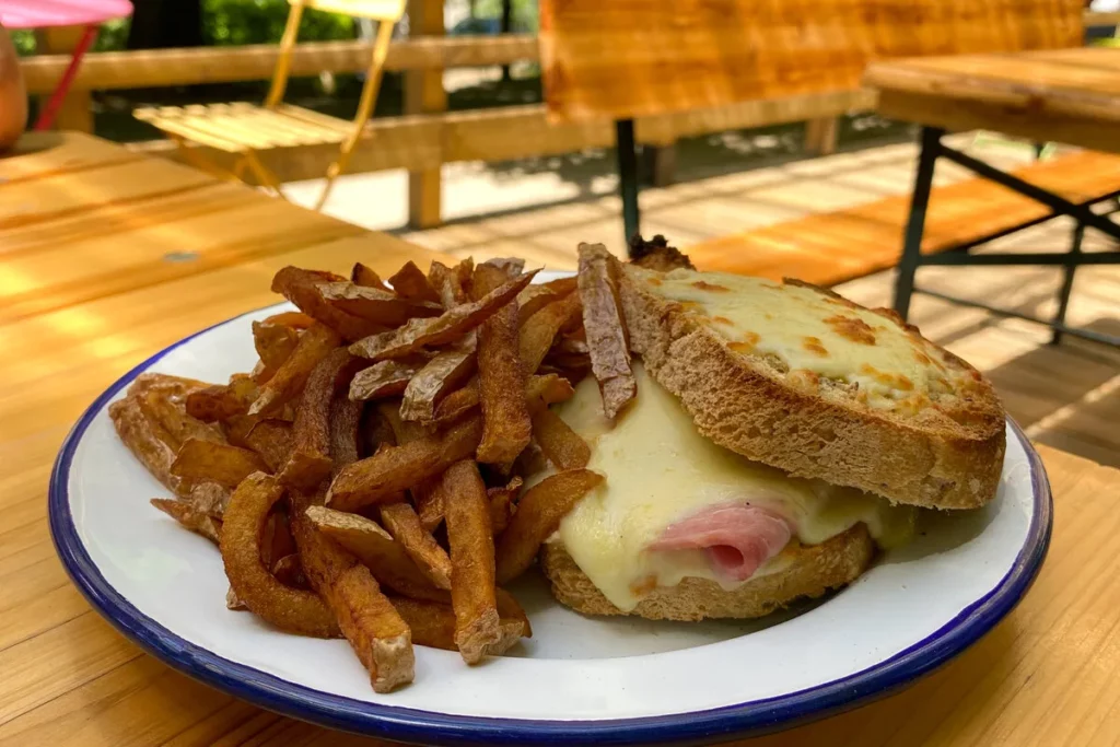 LDV croque snack Croque-monsieur et frites servis au snack du camping du Lac de Villefort