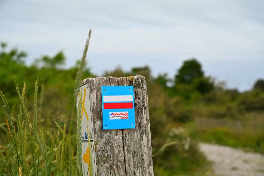 SAB gr 120 Balise du GR sur le sentier du littoral en baie de Somme