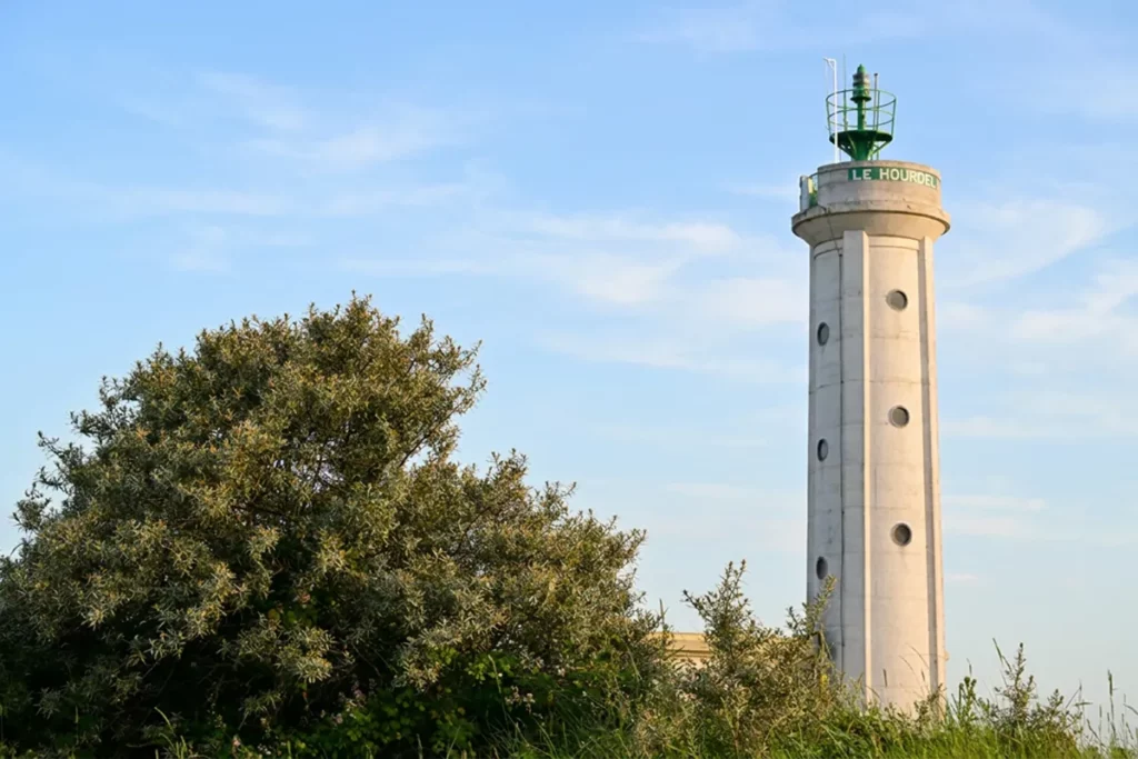 SAB phare hourdel 2 Le phare du Hourdel dressé au-dessus des fourrés