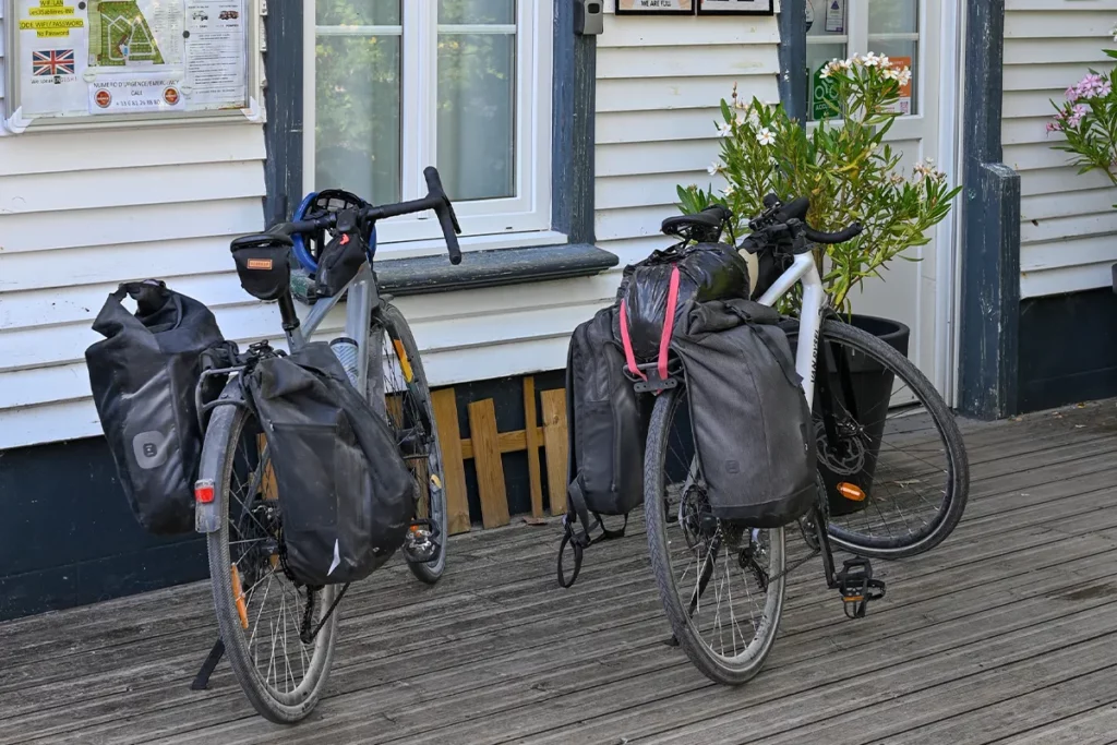 SAB velo reception Vélos de voyage chargés de sacoches devant la réception du camping les 3 Sablières