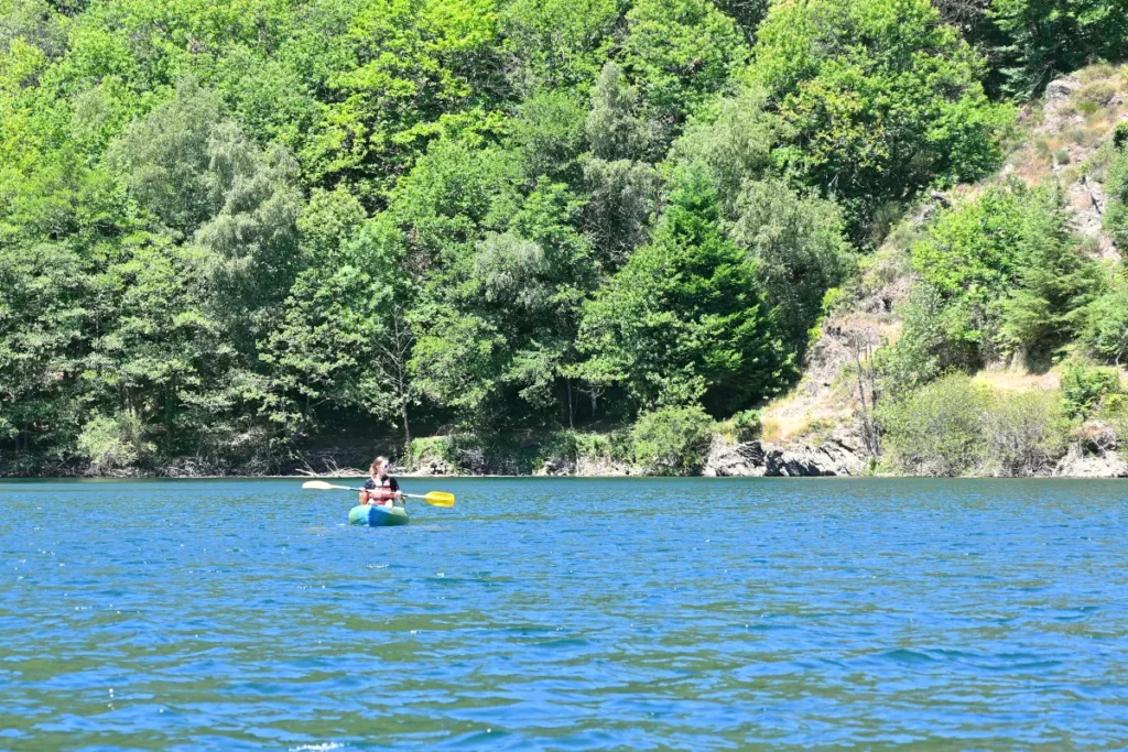 VLF kayak lisa 1 Kayakiste pagayant le long de la rive boisée du lac de Villefort