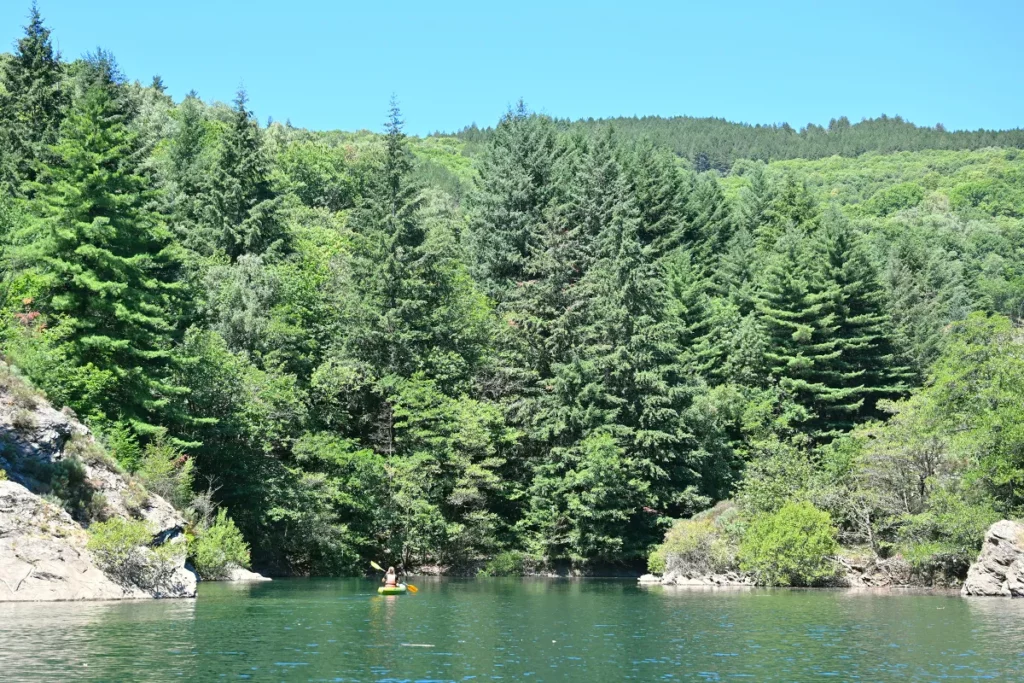 VLF kayak lisa 3 Kayak au pied de la sapinière bordant le lac de Villefort