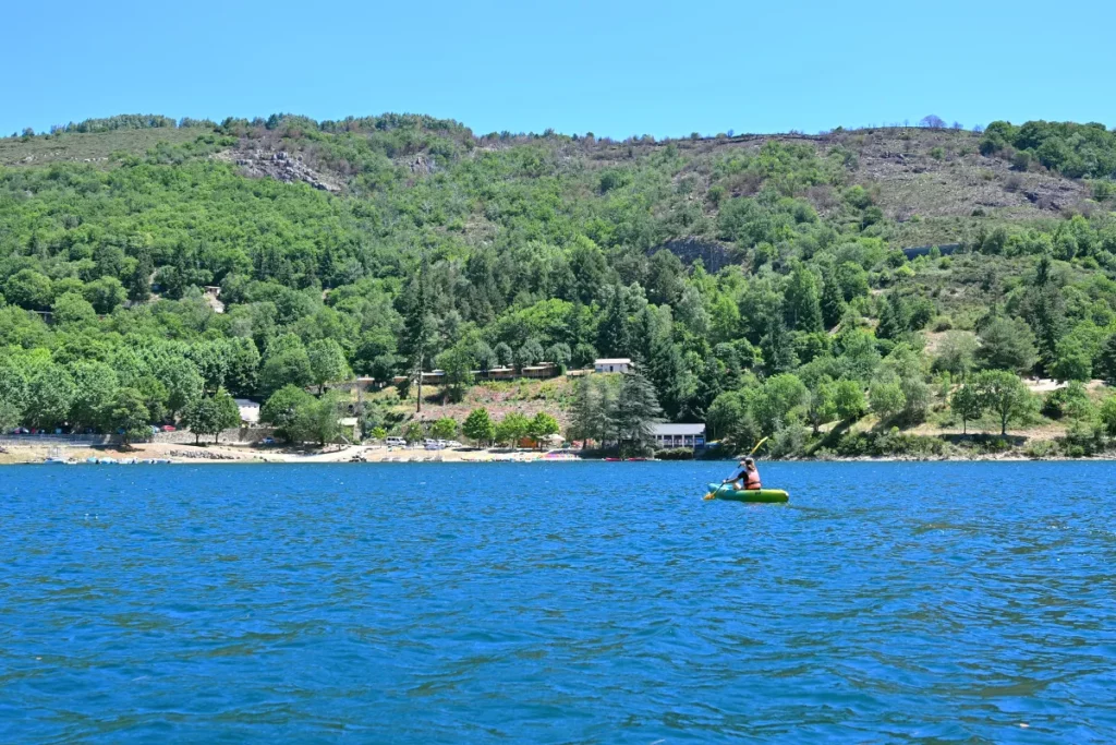 VLF kayak villefort lisa retour 1 Kayakiste rentrant vers la plage du camping au bord du lac de Villefort