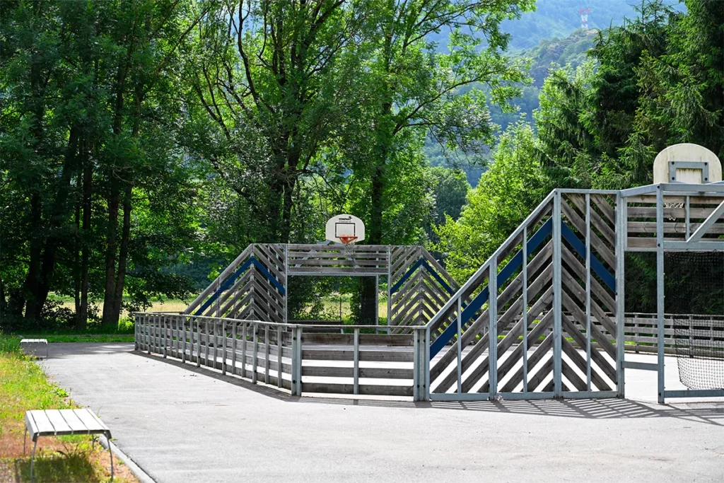 city Terrain multisports du camping Pradelongue au pied des Pyrénées