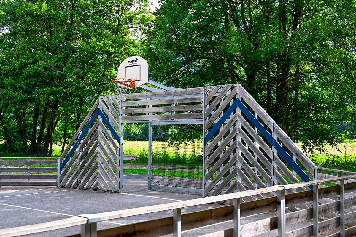 city 2 City-stade du camping Pradelongue entouré d’arbres