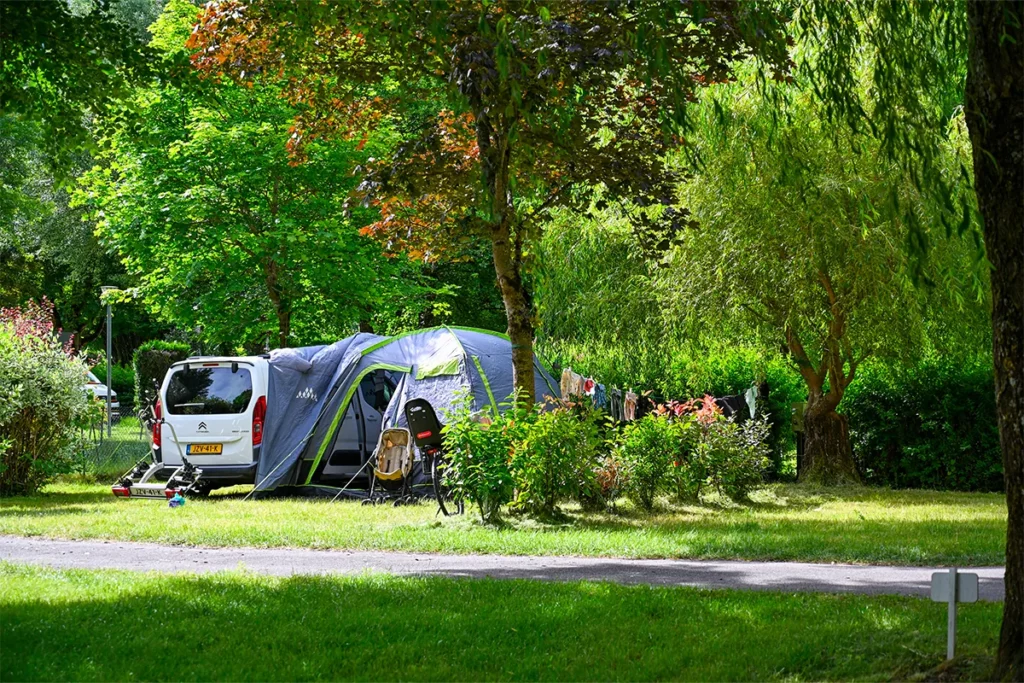 empl pra 2 Van et tente auvent sur un emplacement fleuri du camping Pradelongue